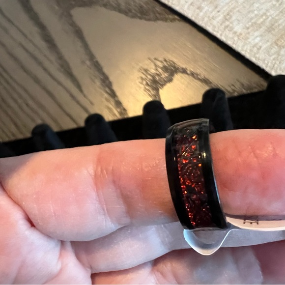 🌹New! Men’s Black Dragon Patterned Ring w Red Inlay Size 8 - Picture 4 of 6